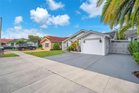 Villa ou maison à vendre à Hialeah, Floride: 4 chambres, 152.17 m2 № 1930009 - photo 29