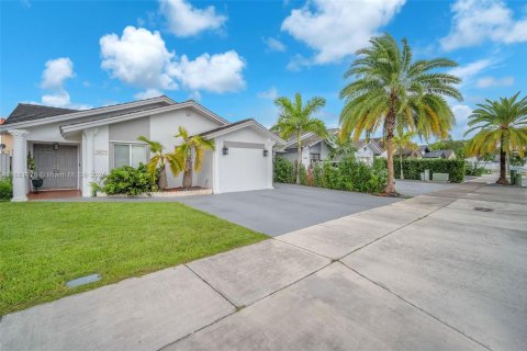 Villa ou maison à vendre à Hialeah, Floride: 4 chambres, 152.17 m2 № 1930009 - photo 2