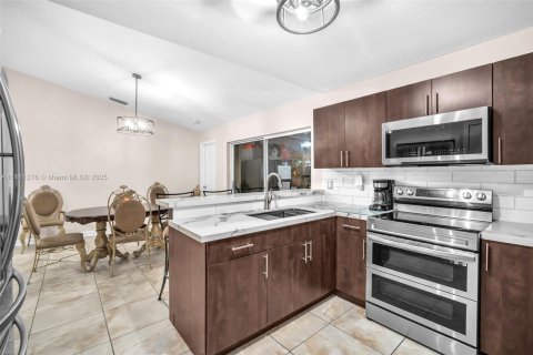 Villa ou maison à vendre à Hialeah, Floride: 4 chambres, 152.17 m2 № 1930009 - photo 21