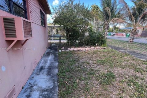 Casa en venta en Opa-locka, Florida, 4 dormitorios, 127.46 m2 № 2058620 - foto 15