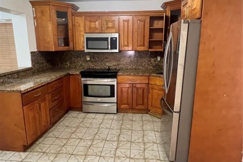 Casa en venta en Opa-locka, Florida, 4 dormitorios, 127.46 m2 № 2058620 - foto 19