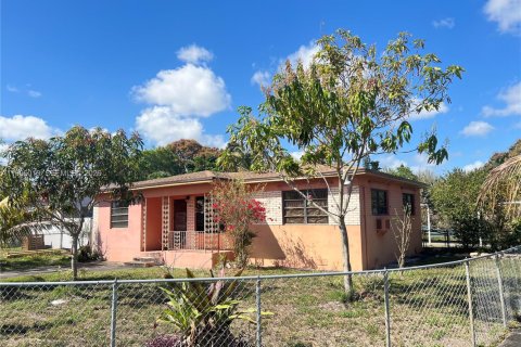 Casa en venta en Opa-locka, Florida, 4 dormitorios, 127.46 m2 № 2058620 - foto 11