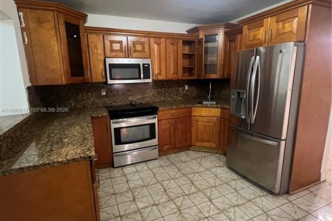 Casa en venta en Opa-locka, Florida, 4 dormitorios, 127.46 m2 № 2058620 - foto 3