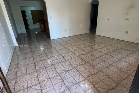 Casa en venta en Opa-locka, Florida, 4 dormitorios, 127.46 m2 № 2058620 - foto 5