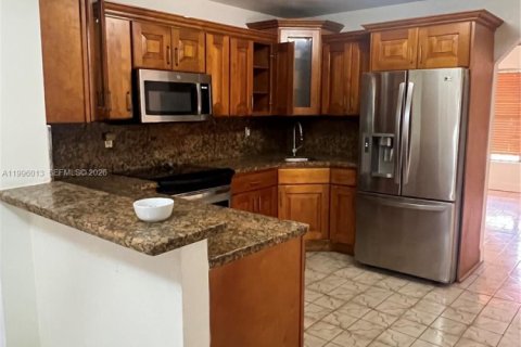 Casa en venta en Opa-locka, Florida, 4 dormitorios, 127.46 m2 № 2058620 - foto 2