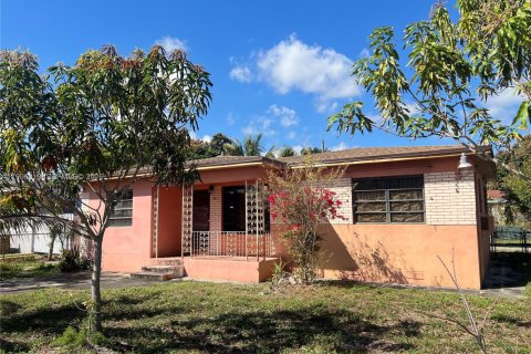 Casa en Opa-locka, Florida 4 dormitorios, 127.46 m2 № 2058620