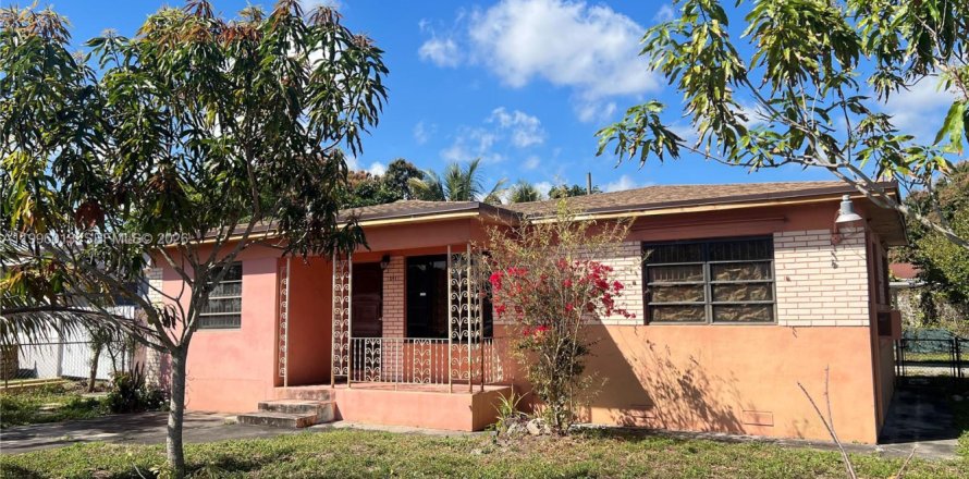 Casa en Opa-locka, Florida 4 dormitorios, 127.46 m2 № 2058620