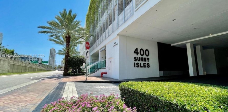 Condominio en Sunny Isles Beach, Florida, 2 dormitorios  № 2059683