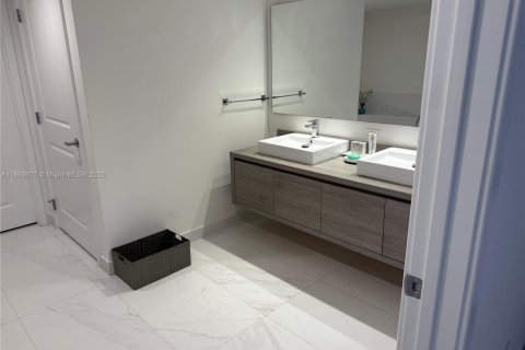 Condominio en alquiler en Sunny Isles Beach, Florida, 2 dormitorios, 146.69 m2 № 2059683 - foto 17