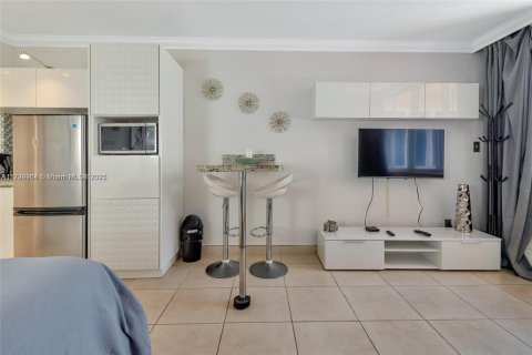 Condo in Sunny Isles Beach, Florida  № 1728393 - photo 10