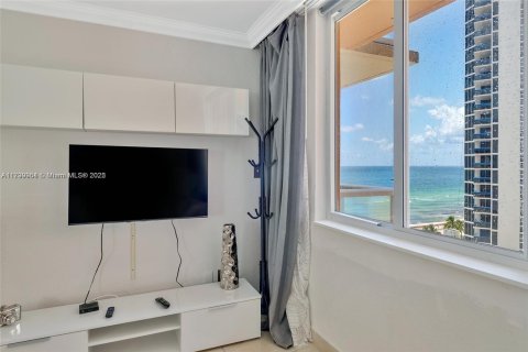 Condo in Sunny Isles Beach, Florida  № 1728393 - photo 12