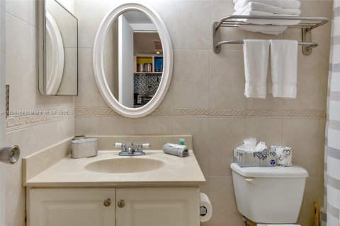 Condo in Sunny Isles Beach, Florida  № 1728393 - photo 9