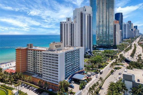 Condo in Sunny Isles Beach, Florida  № 1728393 - photo 19