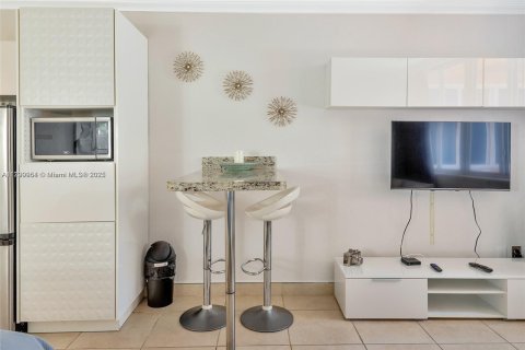 Condo in Sunny Isles Beach, Florida  № 1728393 - photo 4