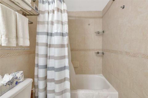 Condo in Sunny Isles Beach, Florida  № 1728393 - photo 8