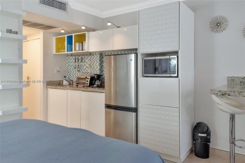 Condo in Sunny Isles Beach, Florida  № 1728393 - photo 13