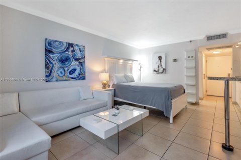 Condo in Sunny Isles Beach, Florida  № 1728393 - photo 11