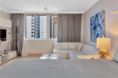 Condo in Sunny Isles Beach, Florida  № 1728393 - photo 7