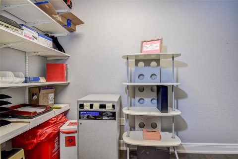 Propiedad comercial en alquiler en Largo, Florida, 174.75 m2 № 1837747 - foto 13