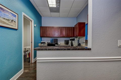 Propiedad comercial en alquiler en Largo, Florida, 174.75 m2 № 1837747 - foto 9