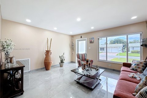 House in Tamarac, Florida 2 bedrooms, 113.9 sq.m. № 1700698 - photo 19
