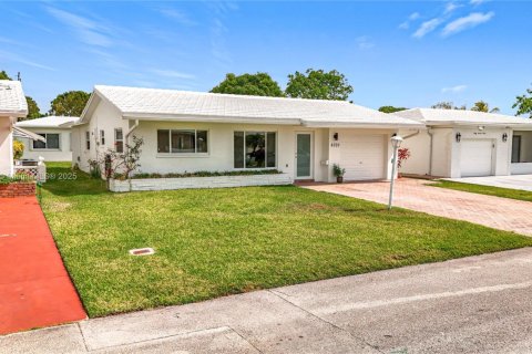 House in Tamarac, Florida 2 bedrooms, 113.9 sq.m. № 1700698 - photo 3