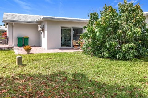 House in Tamarac, Florida 2 bedrooms, 113.9 sq.m. № 1700698 - photo 14