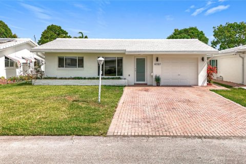 House in Tamarac, Florida 2 bedrooms, 113.9 sq.m. № 1700698 - photo 2