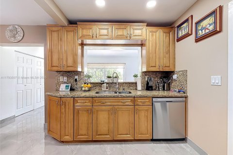 House in Tamarac, Florida 2 bedrooms, 113.9 sq.m. № 1700698 - photo 16