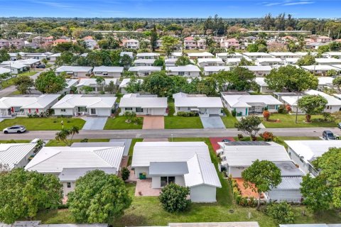 House in Tamarac, Florida 2 bedrooms, 113.9 sq.m. № 1700698 - photo 6