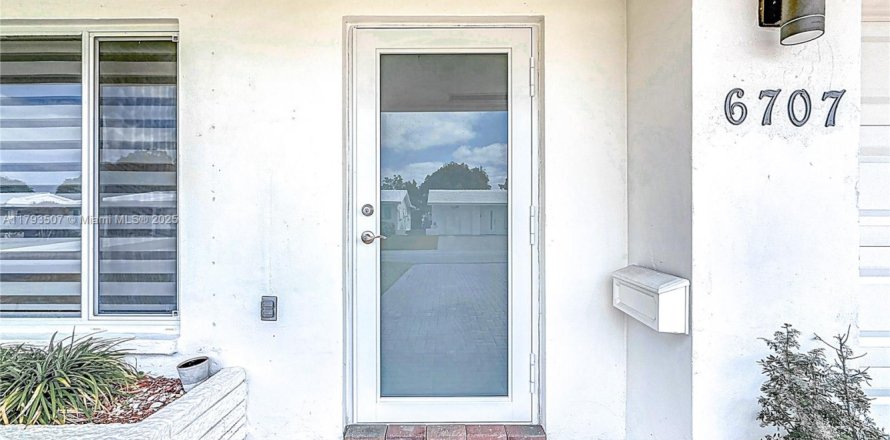 House in Tamarac, Florida 2 bedrooms, 113.9 sq.m. № 1700698