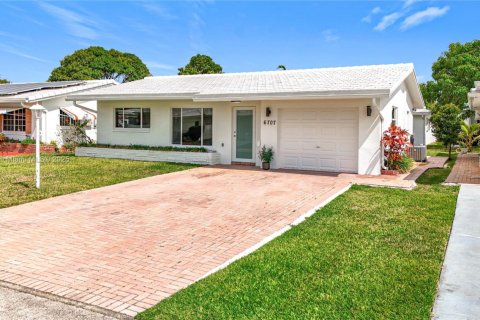 House in Tamarac, Florida 2 bedrooms, 113.9 sq.m. № 1700698 - photo 5