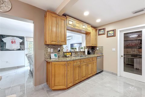 House in Tamarac, Florida 2 bedrooms, 113.9 sq.m. № 1700698 - photo 17