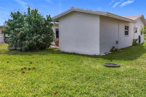House in Tamarac, Florida 2 bedrooms, 113.9 sq.m. № 1700698 - photo 12
