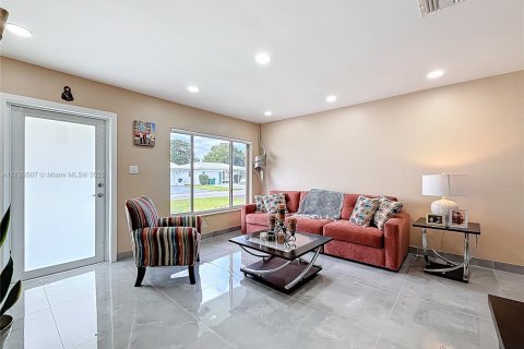 House in Tamarac, Florida 2 bedrooms, 113.9 sq.m. № 1700698 - photo 20