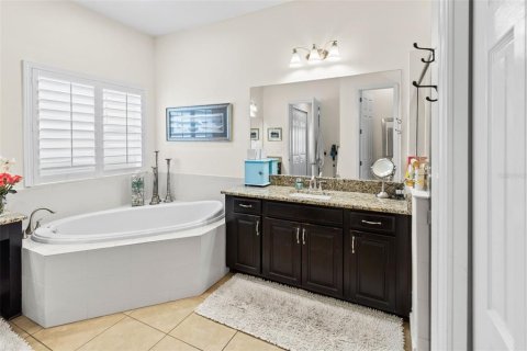 House in Fish Hawk, Florida 4 bedrooms, 305 sq.m. № 2156041 - photo 24