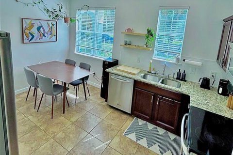 Townhouse in Windermere, Florida 2 bedrooms, 121.79 sq.m. № 2351582 - photo 12