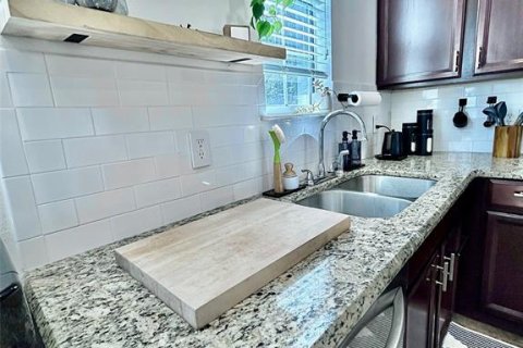 Townhouse in Windermere, Florida 2 bedrooms, 121.79 sq.m. № 2351582 - photo 10