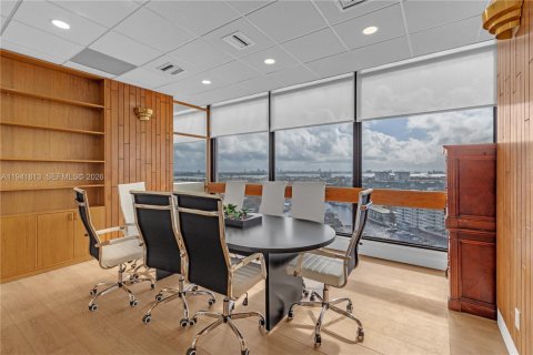 Commercial property in North Miami, Florida № 1999902 - photo 13