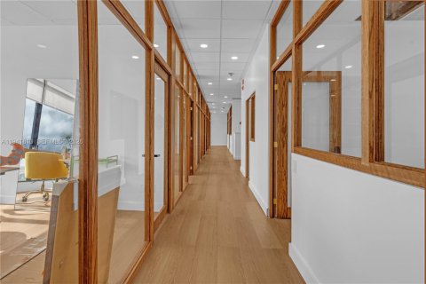 Commercial property in North Miami, Florida № 1999902 - photo 16