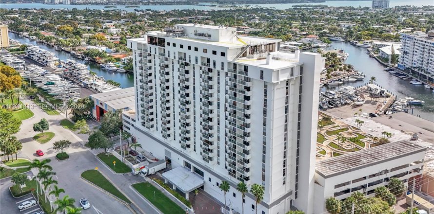 Commercial property in North Miami, Florida № 1999902