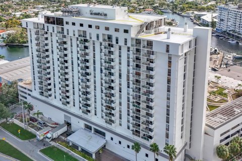 Commercial property in North Miami, Florida № 1999902 - photo 2