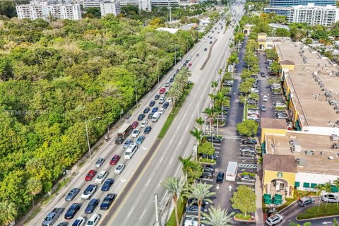 Commercial property in North Miami, Florida № 1999902 - photo 3