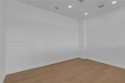 Commercial property in North Miami, Florida № 1999902 - photo 17