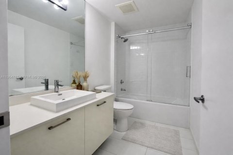 Condo in Miami, Florida, 2 bedrooms № 2081144 - photo 3