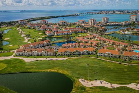 Купить кондоминиум в Сент-Питерсберг, Флорида 5 комнат, 99.41м2, № 1721427 - фото 1
