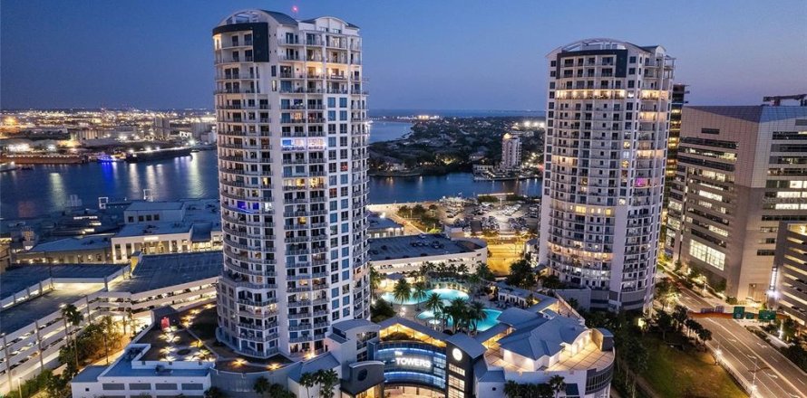 Condo in Tampa, Florida, 3 bedrooms № 2109927