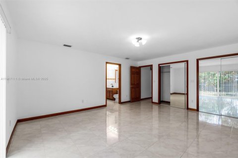 Villa ou maison à vendre à Palmetto Bay, Floride: 2 chambres, 98.1 m2 № 1973749 - photo 10