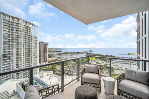 Condo in Saint Petersburg, Florida, 2 bedrooms  № 1907870 - photo 1