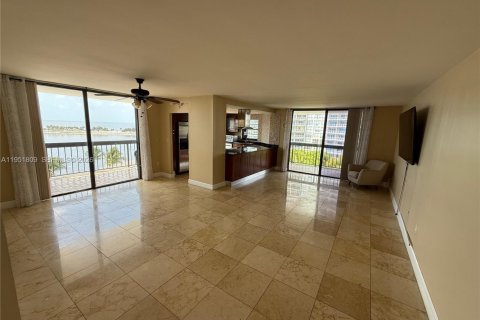 Condo in Miami, Florida, 2 bedrooms  № 2193267 - photo 18